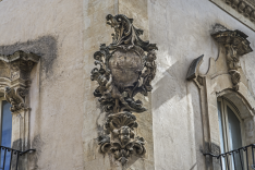 Porte, finestre e mensole di balconi come elementi distintivi